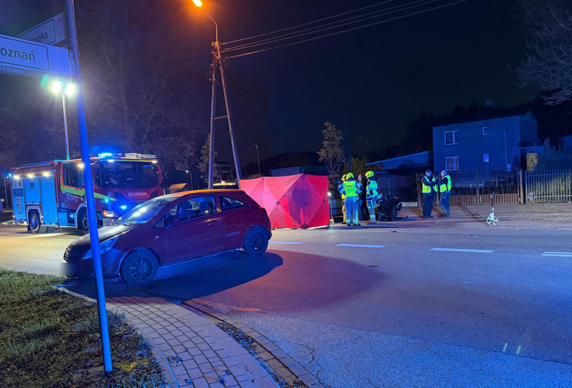 Motocyklista chciał wyprzedzić dwa auta. Uderzył w trzecie. Zginął.