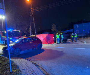Motocyklista chciał wyprzedzić dwa auta. Uderzył w trzecie. Zginął.