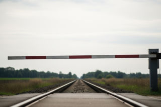 Dróżnik z zarzutami po incydencie w Nowej Wsi Wielkiej. Co naprawdę zawiodło na przejeździe kolejowym?