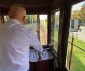 Niezwykły tramwaj z powstańcami. Wycieczka po Warszawie jak przed wojną