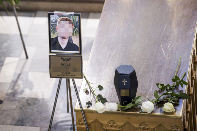Zamiast początku roku, jest urna i płacz. Oskar miał przed sobą całe życie. Tajemnicza śmierć ucznia warszawskiego liceum