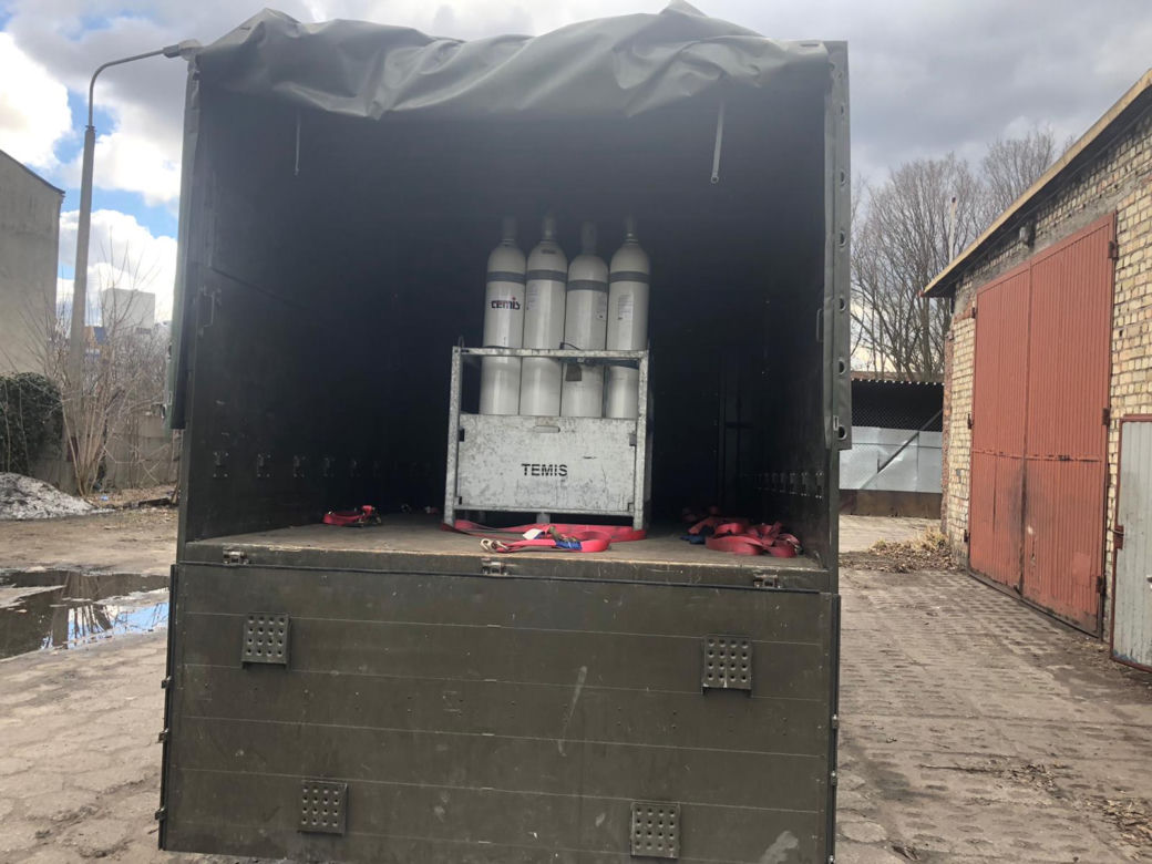Terytorialsi z Kujaw i Pomorza transportują butle z tlenem