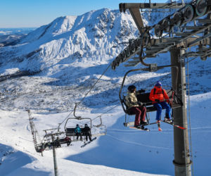 To najwyżej położony stok narciarski w Polsce. Turyści uwielbiają go za widok na Tatry [GALERIA]