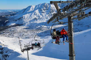 To najwyżej położony stok narciarski w Polsce. Turyści uwielbiają go za widok na Tatry [GALERIA]
