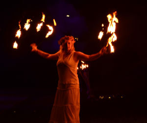 Pokaz fireshow w wykonaniu tancerzy i tancerek Teatru Ognia „Mantra” z Makowa Mazowieckiego