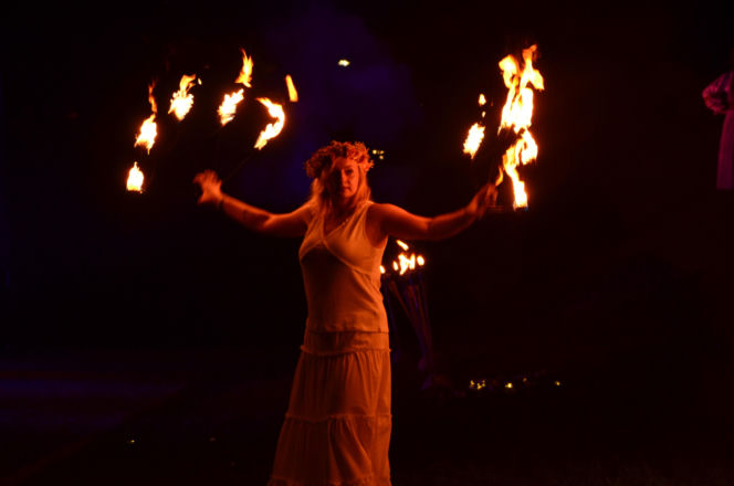 Pokaz fireshow w wykonaniu tancerzy i tancerek Teatru Ognia „Mantra” z Makowa Mazowieckiego