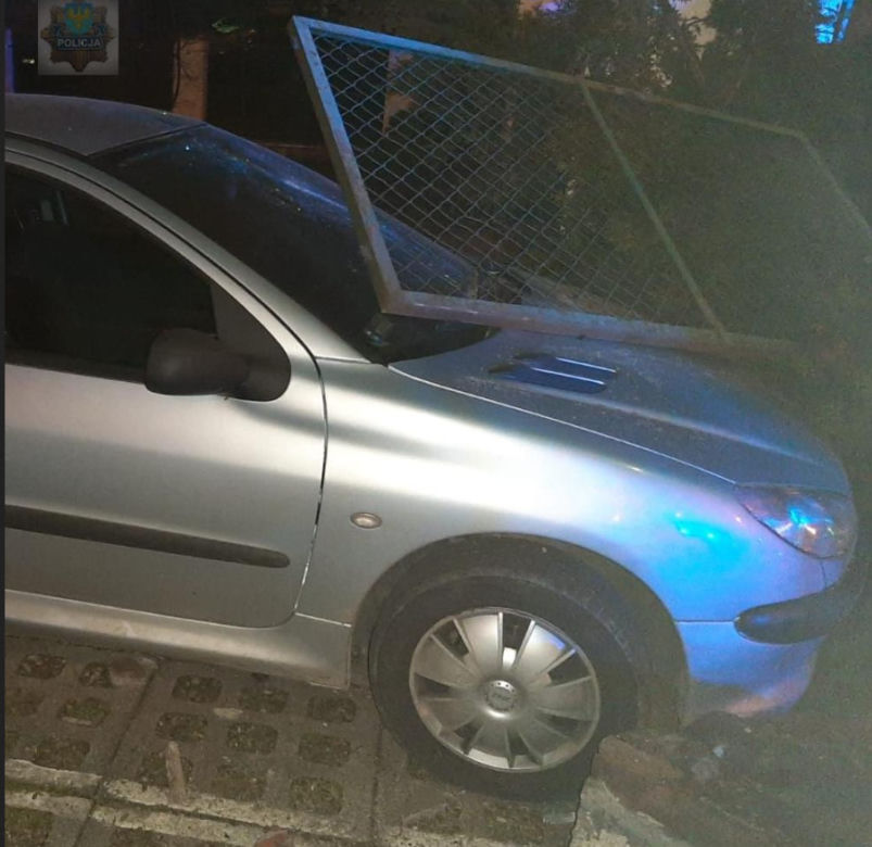 Opole: Po pijaku wjechał w ogrodzenie