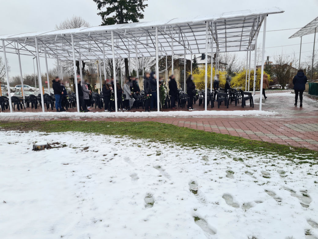  Dąbrówki: pogrzeb 17-letniej Pauliny. Rodzice pożegnali córkę, tuląc trumnę [ZDJĘCIA]