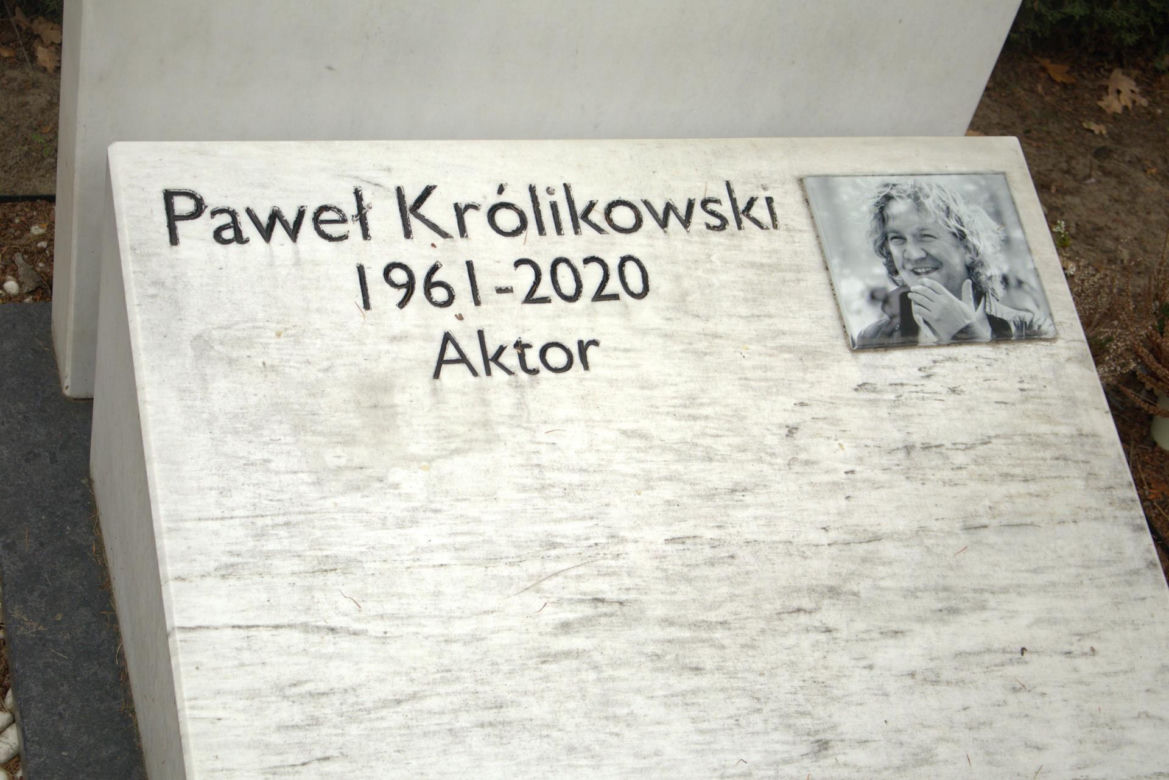 Minęło już kilka lat od śmierci Pawła Królikowskiego. Tak dziś wygląda grób Kusego z "Rancza"