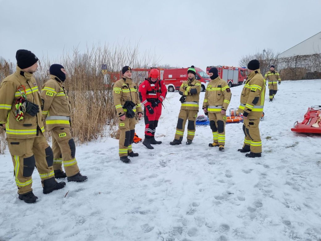 Ćwiczenia strażaków odbyły się tradycyjnie nad zalewem nad Muchawką w Siedlcach