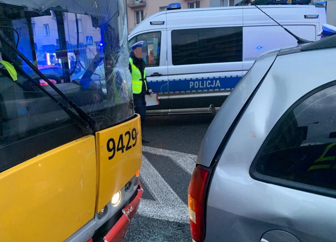 Drogowa masakra na Ochocie. Kobietę wyrzuciło z samochodu na ulicę