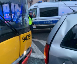 Drogowa masakra na Ochocie. Kobietę wyrzuciło z samochodu na ulicę