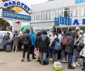 Wojna na Ukrainie. Tłumy uchodźców w Medyce i na dworcu we Lwowie