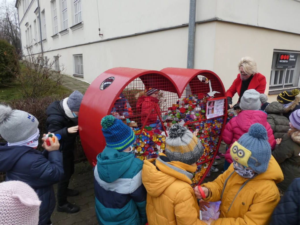 Grajewo. Mieszkańcy błyskawicznie wypełnili nakrętkami czerwone serce [ZDJĘCIA]