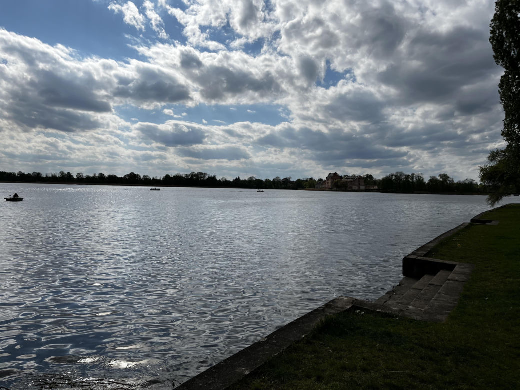   Ełk. Tłumy turystow odwiedzają to miasto. Jest największym na Mazurach