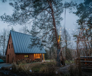 Własnoręcznie opalali elewację i kuli okna. Niezwykła historia starej Brdy