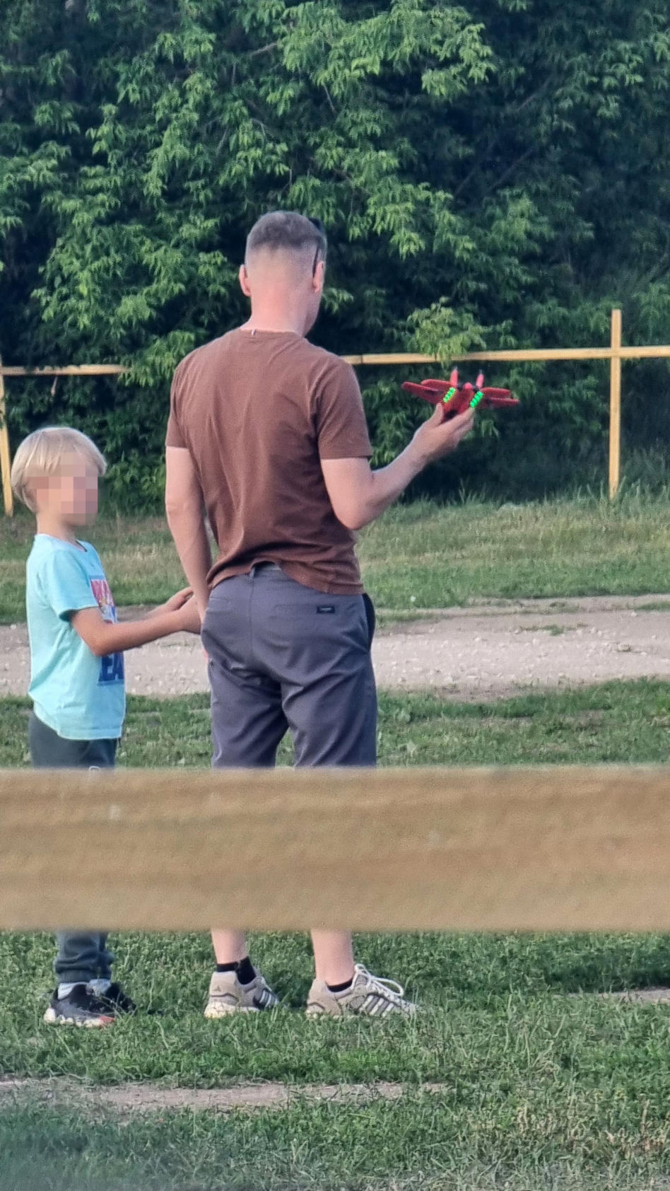 Marcin Mroczek bawi się samolotem