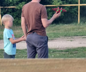 Marcin Mroczek bawi się samolotem