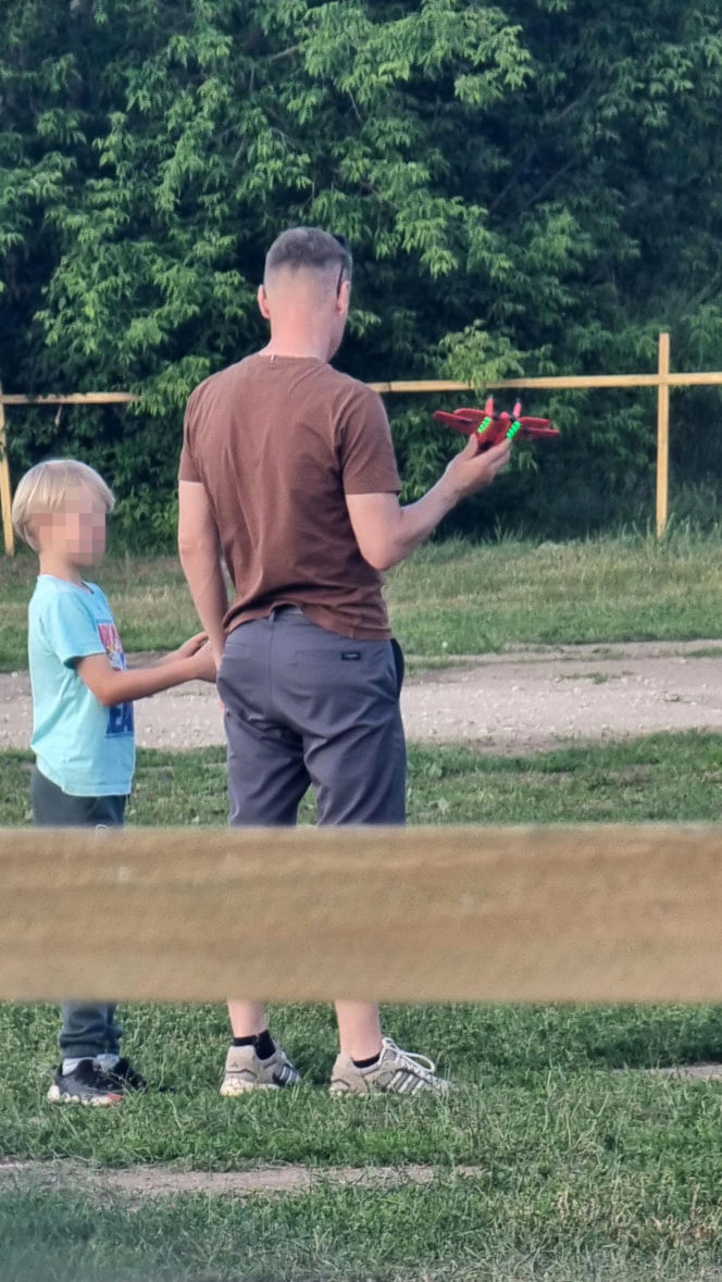 Marcin Mroczek bawi się samolotem