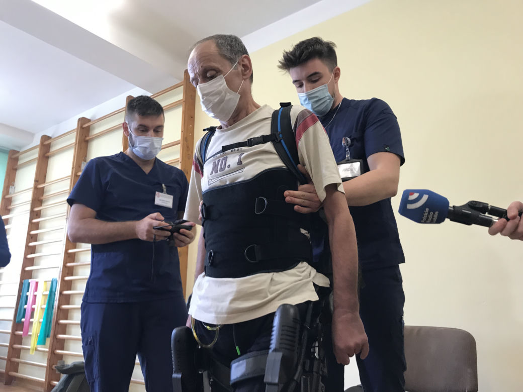 Jak działa egzoszkielet? Lubelski szpital pochwalił się nowoczesnym sprzętem 