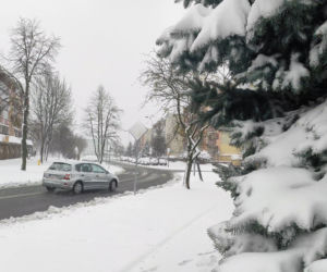 Białystok. Kwietniowy atak zimy. Osiedle pod śniegiem
