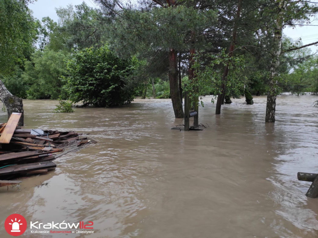 Małopolska: alarmy przeciwpowodziowe, podtopienia, nieprzejezdne drogi