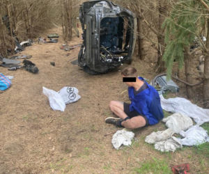Rozkręcali kradzione auto, usłyszeli ich policjanci. Sprytni paserzy urządzili dziuplę w lesie