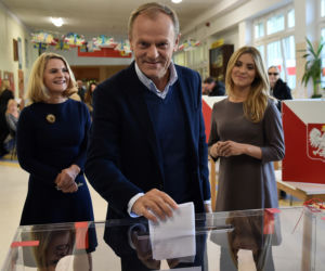 Donald Tusk głosuje wraz z rodziną