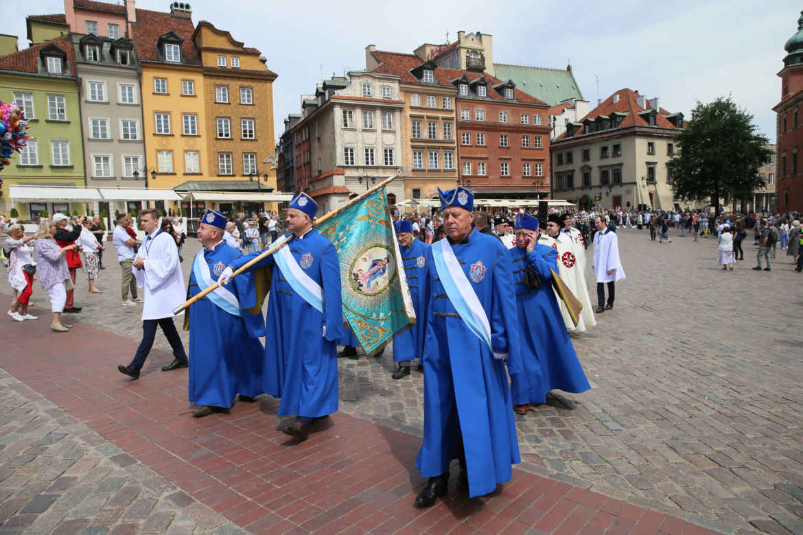 Centralna procesja Bożego Ciała w Warszawie. Ołtarze nawiązywały do wojny