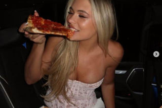 Jutta Leerdam je pizzę w gorsecie