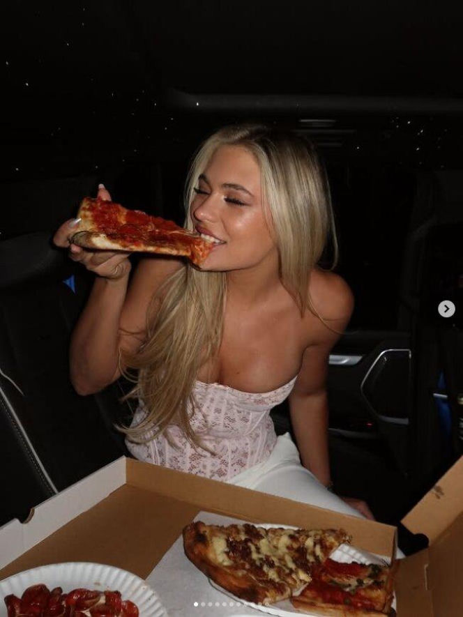 Jutta Leerdam je pizzę w gorsecie