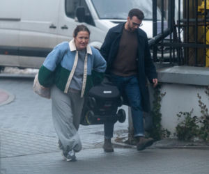 Olga Frycz wychodzi z dzieckiem ze szpitala