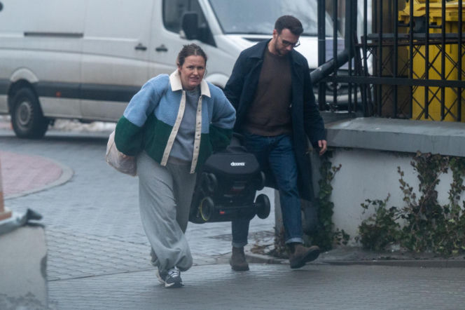 Olga Frycz wychodzi z dzieckiem ze szpitala