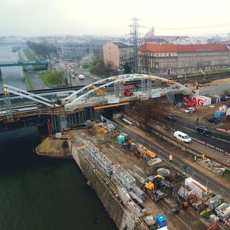 Trwa budowa mostu nad Wisłą w Krakowie