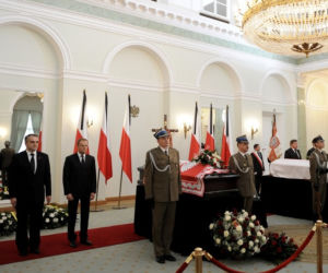 Premier Tusk na warcie przy trumnie prezydenta Kaczyńskiego 