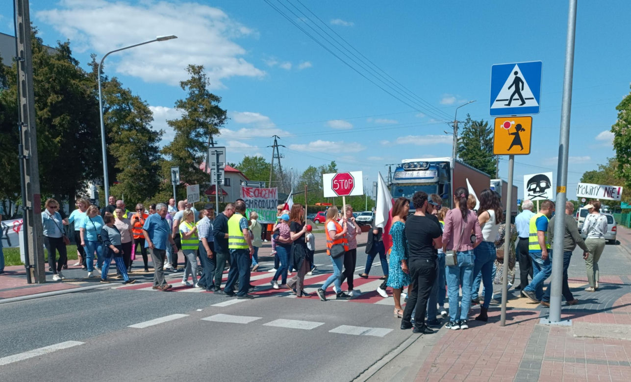 Mieszkańcy protestują: nie damy zabić się asfaltem. „Boję się o życie swojego półrocznego synka”