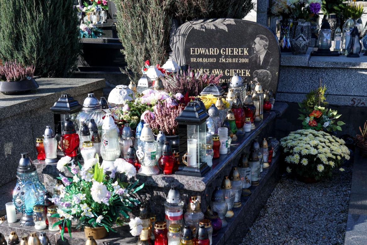 Grób Edwarda Gierka w Sosnowcu tonie w kwiatach na Wszystkich Świętych
