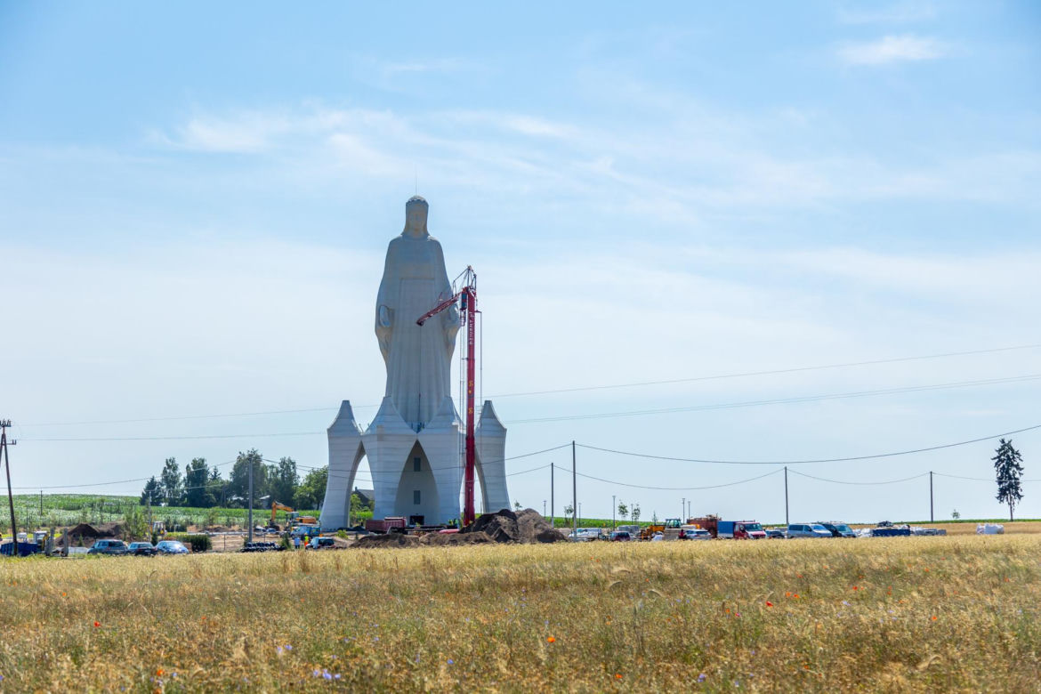 Budowa pomnika Matki Boskiej w Konotopiu