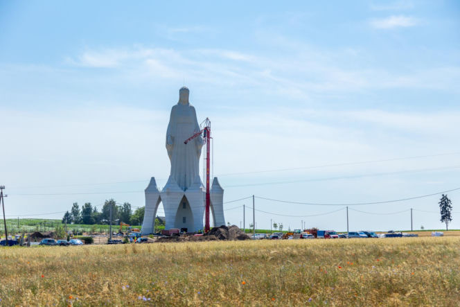 Budowa pomnika Matki Boskiej w Konotopiu