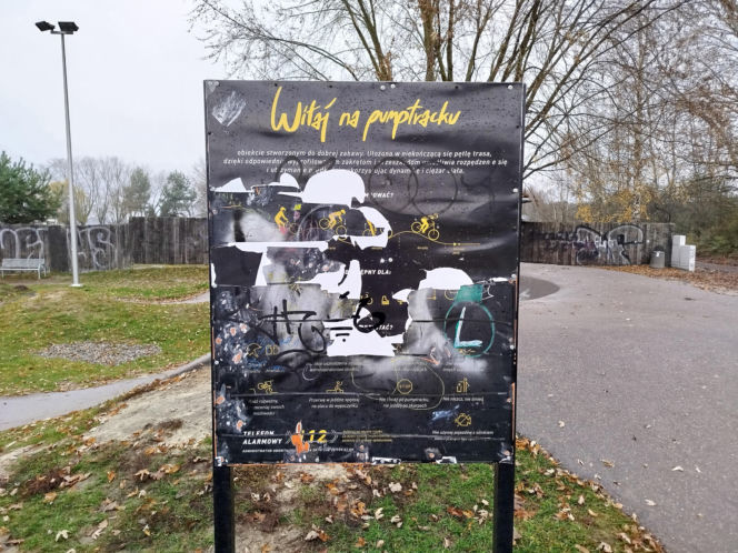 Wandale zniszczyli sprayami m.in. ławeczki i tablice przy pumptracku