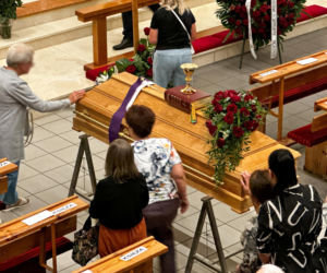 Całą noc czuwali przy zmarłym proboszczu. Pogrzeb ks. Rafała Cieszyńskiego w Szymbarku. Tu wszystko się zaczęło
