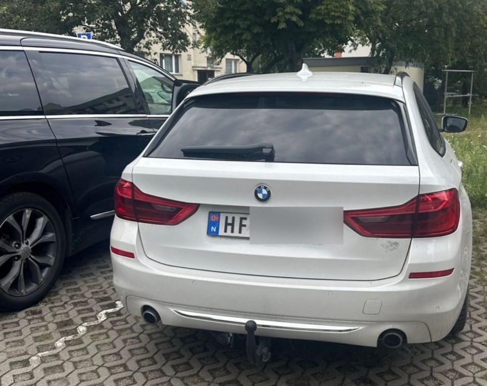 Uciekał kradzionym BMW, radiowóz wylądował na dachu. Pirat drogowy w rękach policji