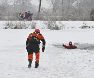 Gdy załamie się lód. Co robić, by uratować siebie lub kogoś, gdy wpadnie do wody?