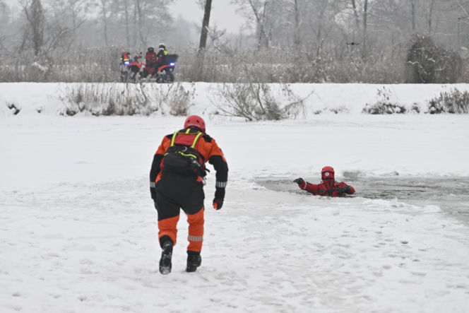Gdy załamie się lód. Co robić, by uratować siebie lub kogoś, gdy wpadnie do wody?