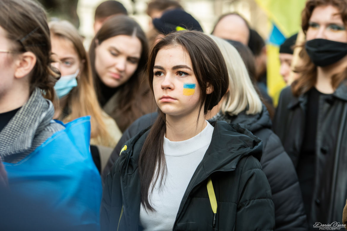  Kraków solidarny z Ukrainą. Setki osób przyszło na manifestację [ZDJĘCIA]