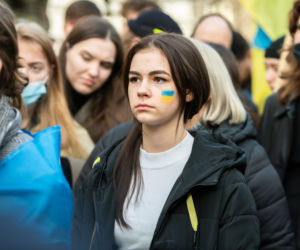  Kraków solidarny z Ukrainą. Setki osób przyszło na manifestację [ZDJĘCIA]