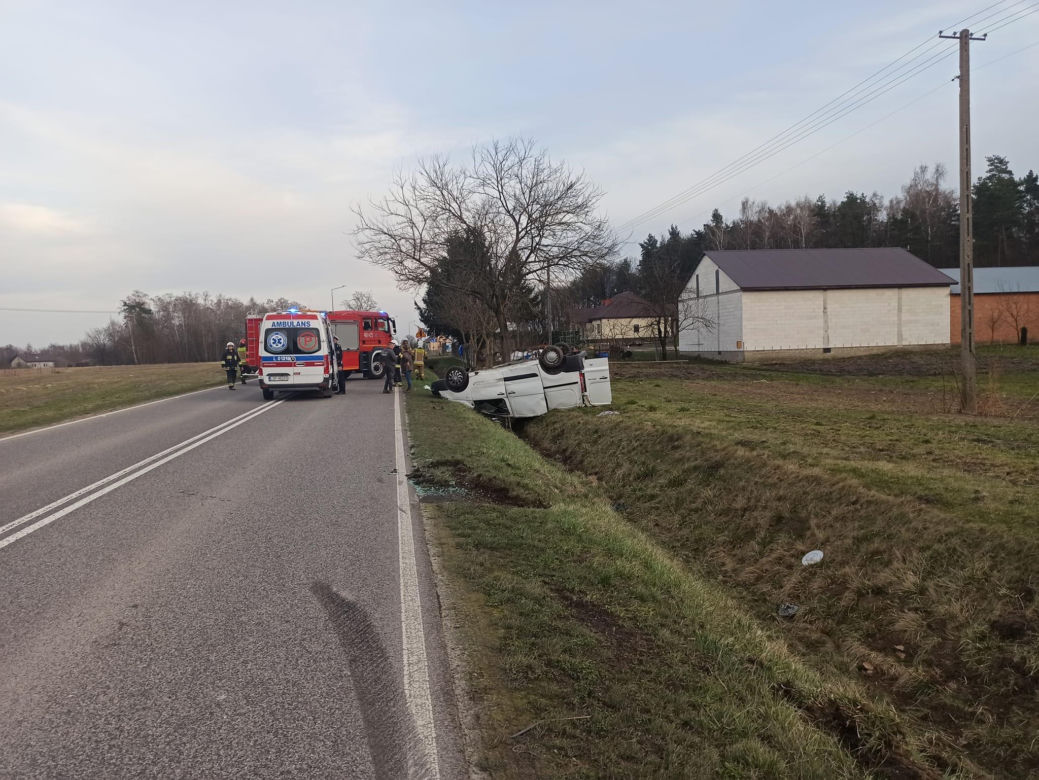 Zderzenie trzech aut w Emilcinie. Pięć osób trafiło do szpitala