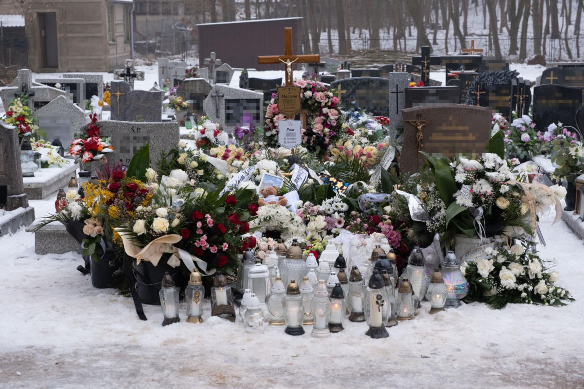 Mama i córka spoczęły w jednym grobie.