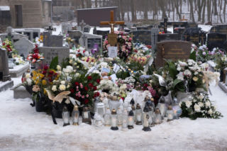 Mama i córka spoczęły w jednym grobie.