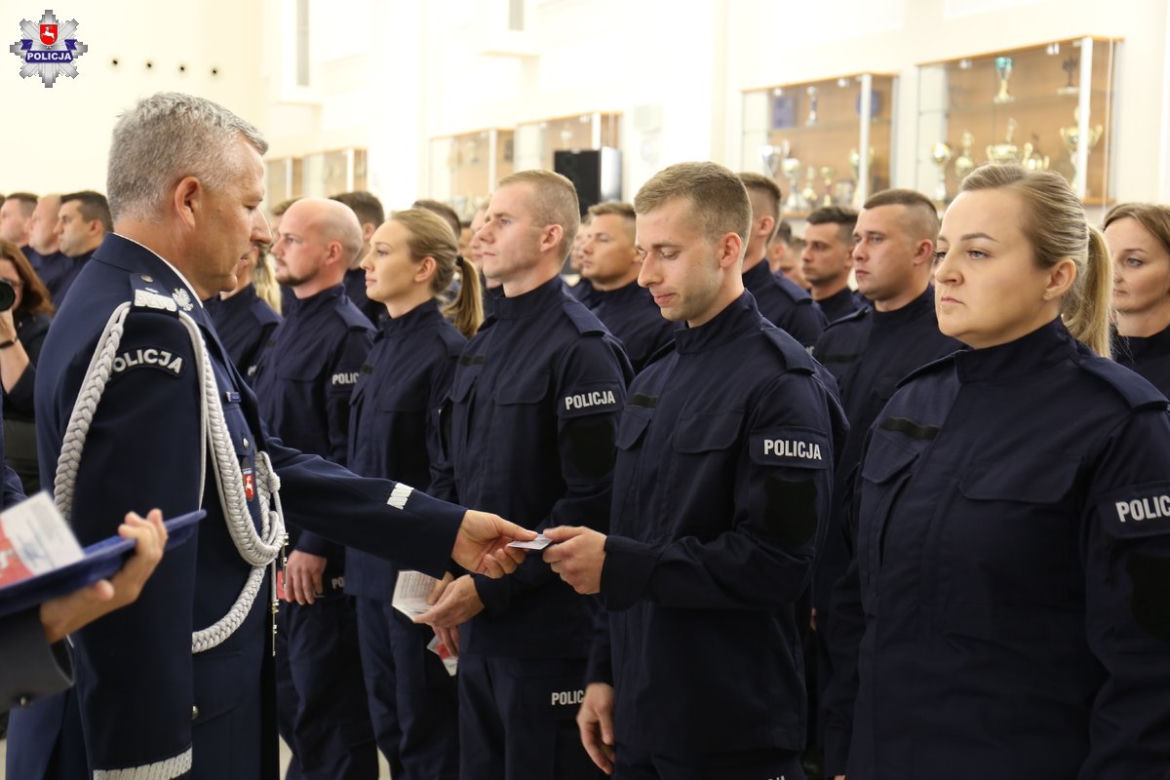 Lublin: Nowi policjanci złożyli ślubowanie. Nowi funkcjonariusze w Lubelskiem [ZDJĘCIA]